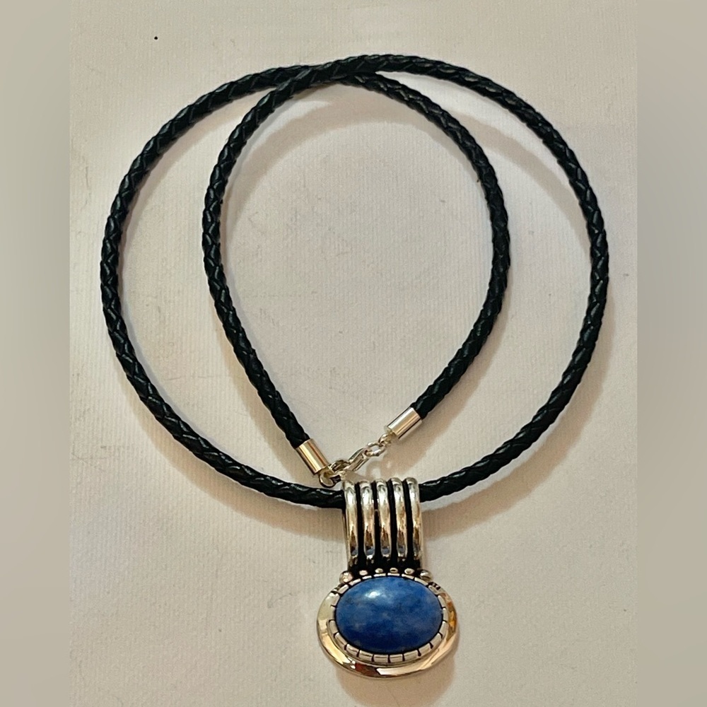 VTG Southwest CAROL FELLEY 925
STERLING Lapis Lazuli Pendant
LEATHER necklace